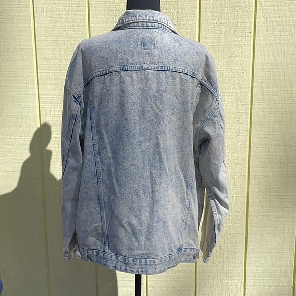 light wash denim jacket - Picture 3 of 6